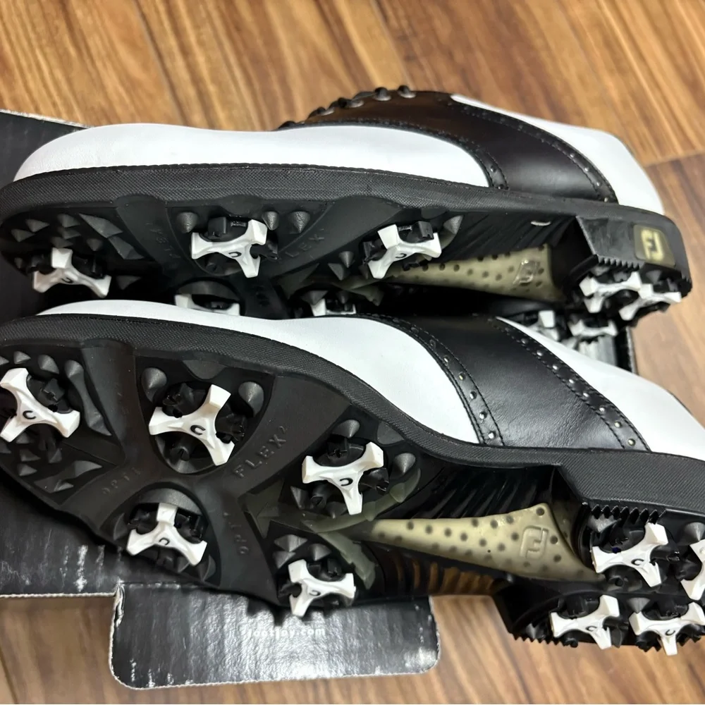 FootJoy ICON golf shoe, black and white,  men’s size 7, new in box